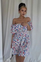 Rückenfreies Kleid mit Schnürung und Puffärmeln